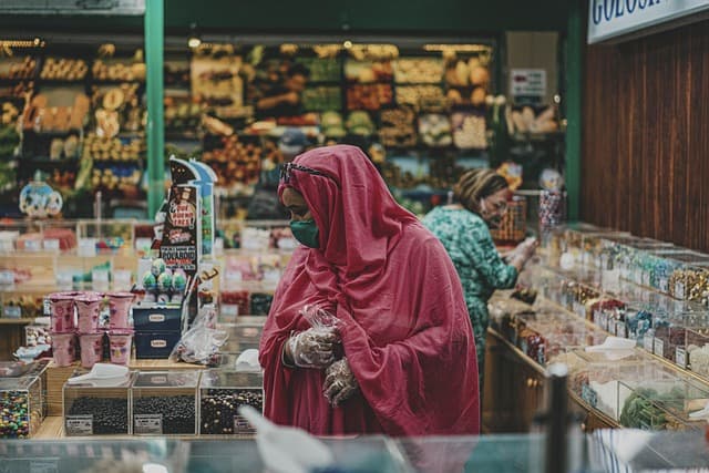 10 Essential Tips for Shopping Smart in Tech Zones